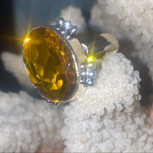 Yellow Citrine faceted cut stone set in a 925 ss ring setting - Picture 4 of 9
